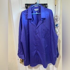 Very nice like new men’s long sleeve shirt. Color purple